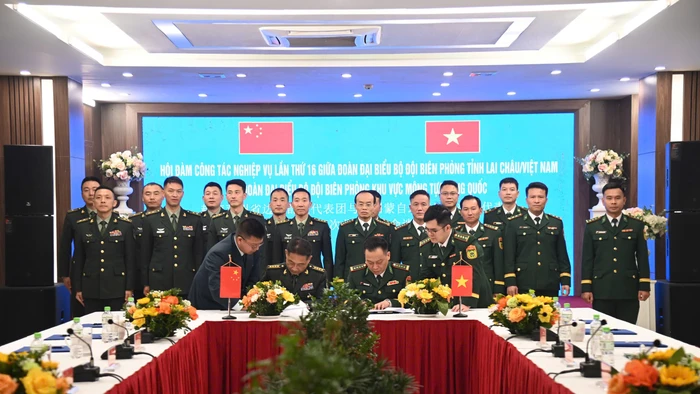 Trưởng đoàn ký Biên bản ghi nhớ Hội đàm lần thứ 16.