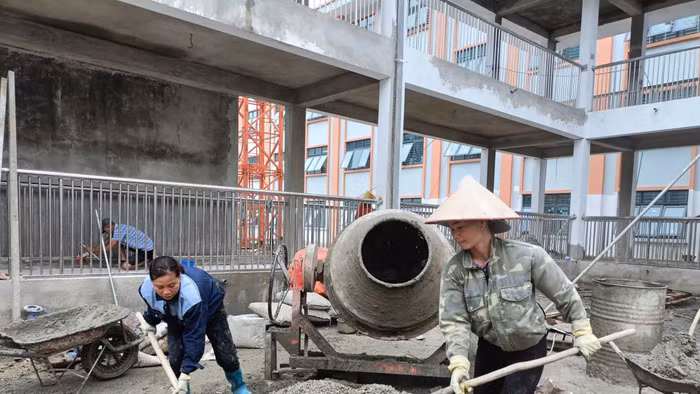 Công nhân thi công tại công trình Trường PTDTNT liên cấp Tiểu học và THCS Phong Thổ. 