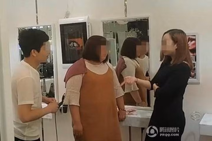 Không được đổi chỗ, khách nữ ném cả xấp tiền đòi mua cửa hàng