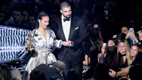 Rihanna và Jennifer Lopez trở mặt vì một người đàn ông? - Ảnh 5 Rihanna va Jennifer Lopez tro mat vi mot nguoi dan ong? - Anh 5