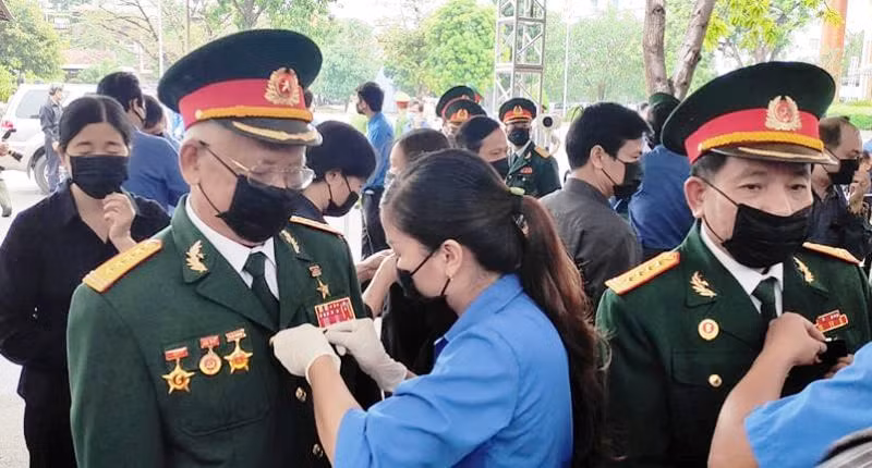 Lực lượng cựu chiến binh chuẩn bị vào viếng nguyên Tổng Bí thư Lê Khả Phiêu.