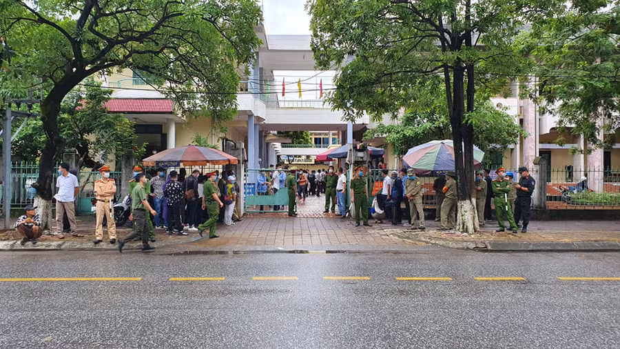 An ninh đảm bảo tuyệt cho đối phiên xét xử bị cáo Nguyễn Xuân Đường. Ảnh: Zing