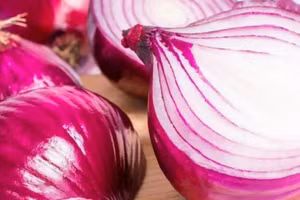 Chất quercetin trong hành tây giúp giảm mức cholesterol xấu, làm cho máu sạch hơn và giảm nguy cơ tắc nghẽn. (Ảnh: ITN)