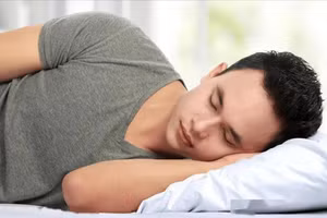 Nằm nghiêng có thể có lợi cho quá trình loại bỏ chất thải của não, quá trình này hoạt động rất mạnh vào ban đêm. (Ảnh: ITN).