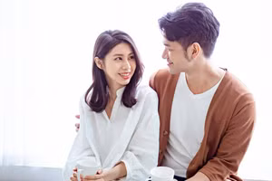 Những biểu hiện tình cảm mơ hồ có vẻ chân thành giống như một lớp màn mỏng, mờ ảo nhưng đầy sức hút. (Ảnh: ITN)