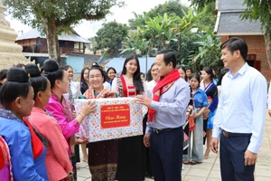 Bí thư Tỉnh ủy Trần Tiến Dũng tặng quà công nhân thi công dự án Trường liên cấp Tiểu học – THCS Si Pa Phìn.