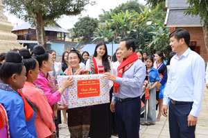 Bí thư Tỉnh ủy Trần Tiến Dũng tặng quà công nhân thi công dự án Trường liên cấp Tiểu học – THCS Si Pa Phìn.