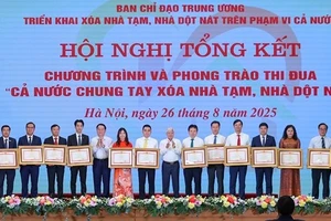 Phó Tổng giám đốc SHB Ninh Thị Lan Phương (áo dài cam đỏ) đại diện Ngân hàng nhận Bằng khen của Thủ tướng Chính phủ.