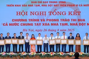 Phó Tổng giám đốc SHB Ninh Thị Lan Phương (áo dài cam đỏ) đại diện Ngân hàng nhận Bằng khen của Thủ tướng Chính phủ.
