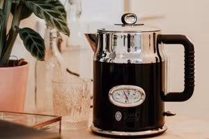 Ấm điện cần vệ sinh 3 tháng/lần. (Ảnh: ITN).