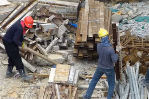 Tải trọng cao, nhịp độ nhanh, lặp lại nhiều, thời gian dài và tư thế làm việc gượng ép là những đặc điểm làm việc chính của công nhân công nghiệp hiện đại. (Ảnh: ITN)