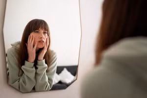 Có nhiều người không hề xấu xí, nhưng lại không tự tin vào vẻ bề ngoài của mình. (Ảnh: ITN)