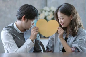 Cùng nhau quản lý tài chính gia đình làm tình cảm vợ chồng thêm sâu đậm. (Ảnh: ITN)