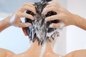 Tần suất gội đầu của mỗi người là khác nhau, miễn là tóc không nhờn hay khô. (Ảnh: ITN)