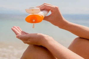 42% không thoa lại kem chống nắng hoặc chỉ thoa lại khi da bị ướt. (Ảnh: ITN)