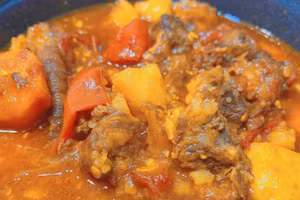 Thịt bò giàu sắt và protein, kết hợp với rau củ sẽ bổ dưỡng và cân bằng hơn. (Ảnh: ITN)