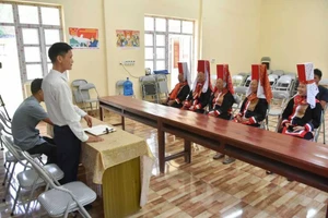 Tuyên truyền chính sách giảm nghèo tới Nhân dân. (Ảnh: Hoàng Quỳnh)