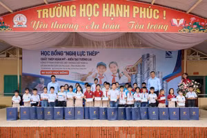 90 suất học bổng cùng nhiều phần quà được trao cho các em học sinh vượt khó học giỏi của 10 điểm trường trên địa bàn tỉnh Hưng Yên