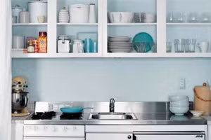 Những cánh cửa trong suốt, giống như kính, rất tốt để chiếu sáng các phần bên trong tủ. (Ảnh: ITN).