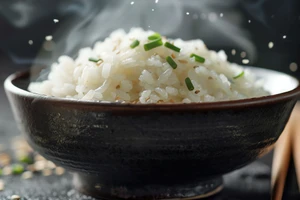 Cơm trắng tạo cảm giác no ngắn, dễ dẫn đến việc ăn thêm vào buổi sáng và nạp nhiều calo hơn. (Ảnh: ITN)