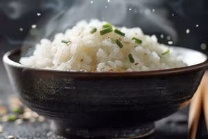 Cơm trắng tạo cảm giác no ngắn, dễ dẫn đến việc ăn thêm vào buổi sáng và nạp nhiều calo hơn. (Ảnh: ITN)