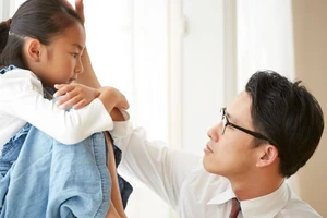 Cha mẹ cần tạo cơ hội đầy đủ cho trẻ để bày tỏ suy nghĩ và cảm xúc của mình. (Ảnh: ITN).