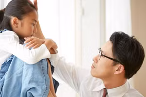 Cha mẹ cần tạo cơ hội đầy đủ cho trẻ để bày tỏ suy nghĩ và cảm xúc của mình. (Ảnh: ITN).