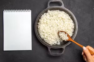 Mặc dù cơm trắng không trực tiếp gây ra mỡ bụng nhưng một số yếu tố nhất định liên quan đến việc tiêu thụ nó có thể góp phần làm tăng cân, đặc biệt là ở vùng bụng. (Ảnh: ITN)