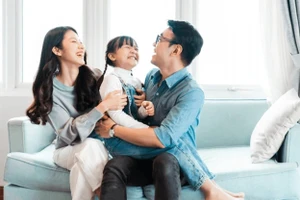 Hỗ trợ con học cách nói chuyện và tham gia trò chuyện cũng rất quan trọng. (Ảnh: ITN).