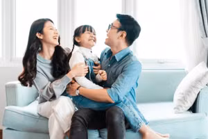 Hỗ trợ con học cách nói chuyện và tham gia trò chuyện cũng rất quan trọng. (Ảnh: ITN).