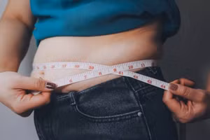 Ngồi lâu hàng giờ tại bàn làm việc có thể âm thầm dẫn đến tăng cân và các bệnh lối sống. (Ảnh: ITN).