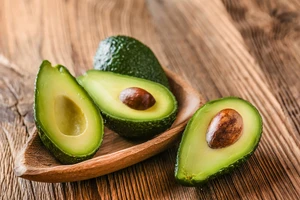 Quả bơ có hàm lượng chất béo không bão hòa đơn cao giúp giảm cảm giác thèm ăn, do đó ngăn ngừa tích trữ chất béo. (Ảnh: ITN)