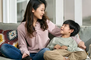 Cha mẹ nên tiếp cận lời nói dối của con bằng một tâm trí cởi mở và cố gắng hiểu tại sao con mình nói dối. (Ảnh: ITN)
