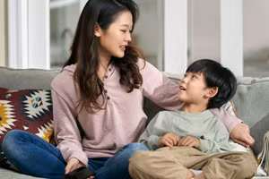 Cha mẹ nên tiếp cận lời nói dối của con bằng một tâm trí cởi mở và cố gắng hiểu tại sao con mình nói dối. (Ảnh: ITN)