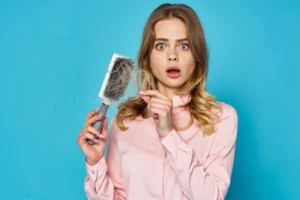 Mất nước dẫn đến tóc khô, giòn, xỉn màu. Thậm chí, nếu cơ thể không nhận đủ nước, bạn có thể bị rụng hơn 100 sợi tóc mỗi ngày. (Ảnh: ITN)