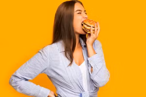 Thực phẩm không lành mạnh rất khó để bỏ qua. Với bao bì và hương vị hấp dẫn, chúng thu hút cả trẻ em lẫn người lớn. (Ảnh: ITN)