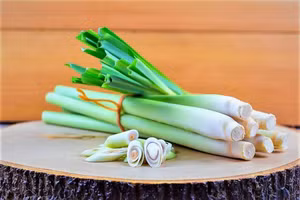 Sả có tác dụng lợi tiểu, giúp các cơ quan trong cơ thể như gan và thận đào thải các chất có hại. (Ảnh: ITN).