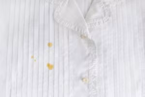 Đối với vết bẩn do nấm mốc, bạn có thể đun sôi những lát chanh trong nước rồi ngâm quần áo trong 15 phút. (Ảnh: ITN).