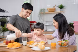 Dạy trẻ về nguồn gốc thực phẩm là cách hiệu quả nhất để chúng biết tiết kiệm thức ăn hàng ngày. (Ảnh: ITN).