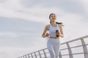 Đi bộ không chỉ giúp giảm cân mà còn cải thiện tâm trạng. (Ảnh: ITN).