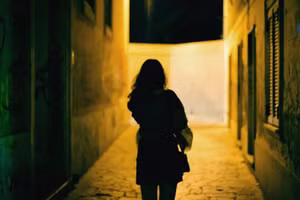 Dạy trẻ tự bảo vệ mình không chỉ đơn thuần một câu "cẩn thận" là đủ. (Ảnh: ITN)