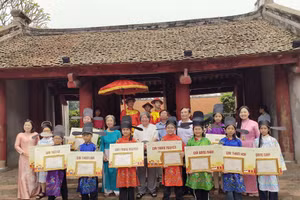 10 thí sinh đạt giải Trạng Nguyên - Bảng Nhãn - Thám Hoa - Hoàng Giáp - Tiến Sĩ dâng hương tại Văn Miếu - Quốc Tử Giám.