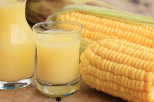 Uống nước nấu từ bắp ngô giúp thúc đẩy nhu động ruột, hỗ trợ tiêu hóa. (Ảnh: ITN)