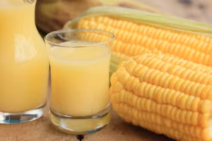 Uống nước nấu từ bắp ngô giúp thúc đẩy nhu động ruột, hỗ trợ tiêu hóa. (Ảnh: ITN)