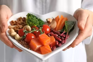 Có một số người đã giảm được mỡ máu nhờ chế độ ăn uống khoa học và lối sống lành mạnh. (Ảnh: ITN)