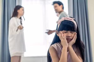 Có những trường hợp cha hoặc mẹ có chủ ý kéo con cái vào tranh chấp để gây áp lực lên phía còn lại, khiến tình hình càng trở nên tồi tệ hơn. (Ảnh: ITN).