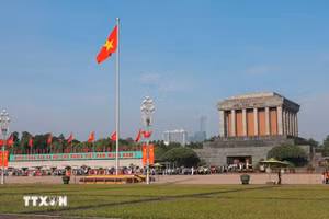 Đoàn người vào Lăng viếng Chủ tịch Hồ Chí Minh sáng 2/9. (Ảnh: Hoàng Hiếu/TTXVN).