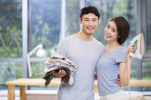 Hành động của bạn sẽ làm cho cô ấy cảm nhận được tình yêu, ví dụ như nấu cho cô ấy một bữa tối ngon, chia sẻ công việc nhà. (Ảnh: ITN).