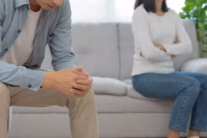 Nếu hai người đã có con thì dù hôn nhân có tan vỡ, họ vẫn còn liên lạc vì con cái. (Ảnh: ITN).