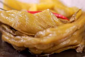 Ăn nhiều thực phẩm mặn trong thời gian dài sẽ làm tăng nguy cơ mắc các bệnh như cao huyết áp, viêm dạ dày, loãng xương. (Ảnh: ITN)